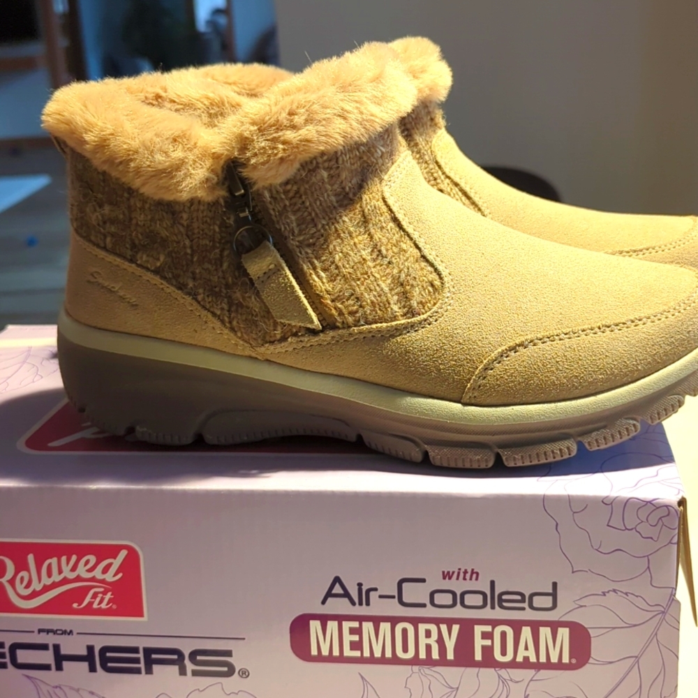 Skechers Easy Going COZY INN winter Boots